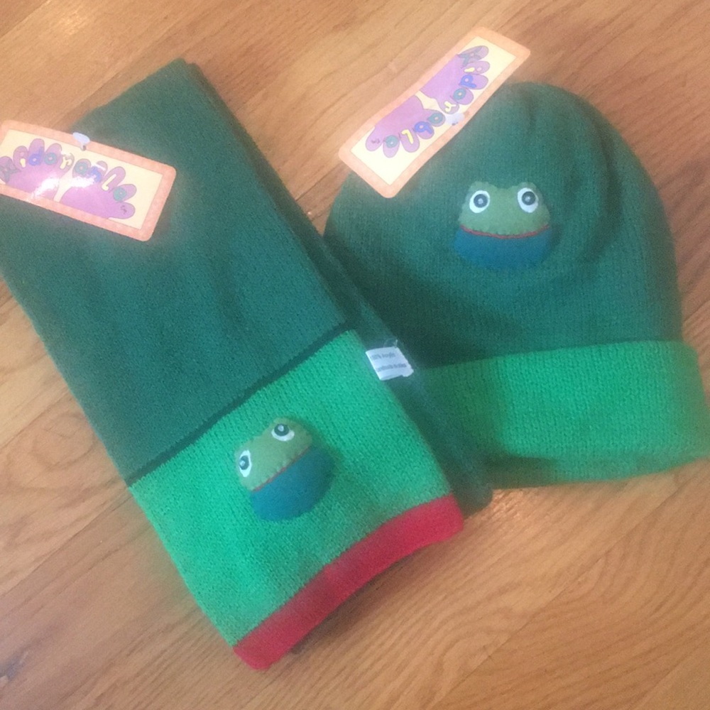 New Kidorable Frog hat and scarf set